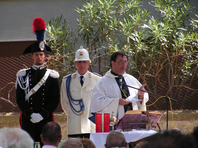 Festa della Madonna del Carmine: messa in piazza con Carabiniere e Vigile in alta uniforme