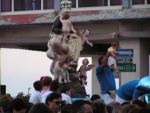 Festa della Madonna del Carmine: si fanno le foto con i bambini vicino alla statua