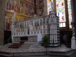 Interno della chiesa di Santa Maria Novella: altare