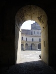 Veduta di Piazza S.Barbara attraverso un arco