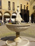 Fontana in piazza Broletto
