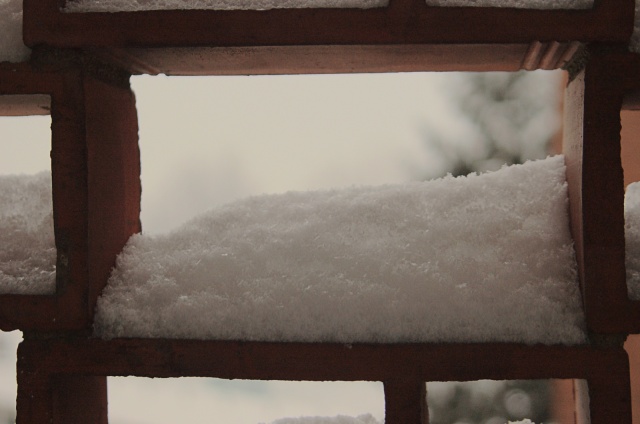 La neve sul balcone