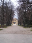 Parco con in fondo il Palazzo Ducale