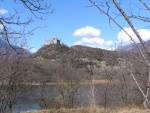 Il castello che domina il lago