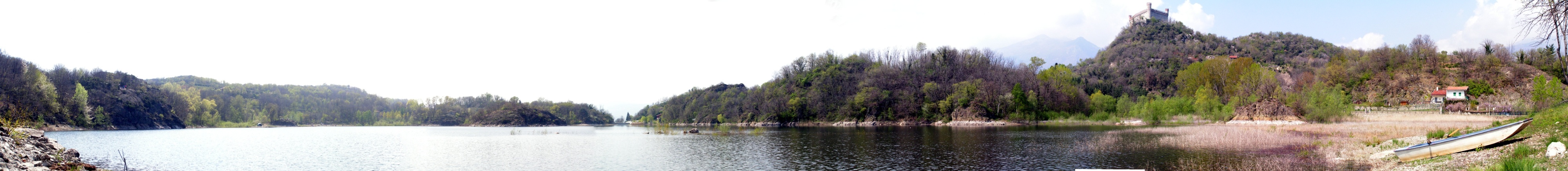 Panorama del lago Pistono con il Castello di Montalto