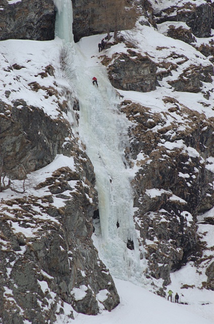 Cascata di ghiaccio con intrepidi scalatori