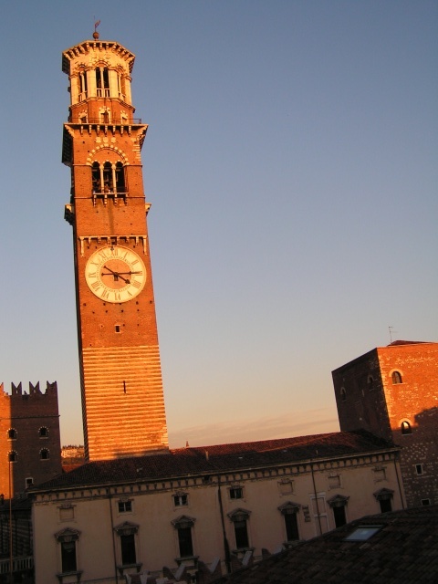 Torre dei lamberti al tramonto