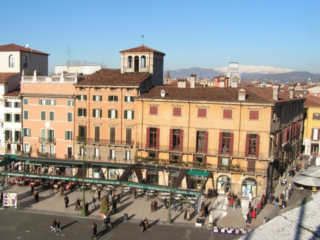 Piazza Bra vista dall'Arena: il Liston