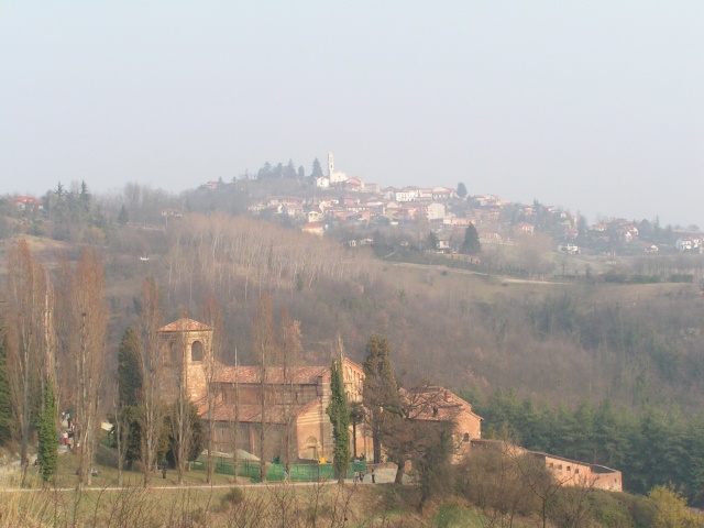 L\'abbazia e sullo sfondo il paese di Albugnano